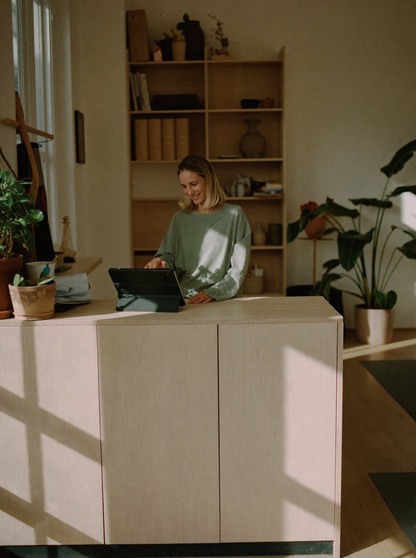 Eigenaar van een yogastudio bekijkt boekingen